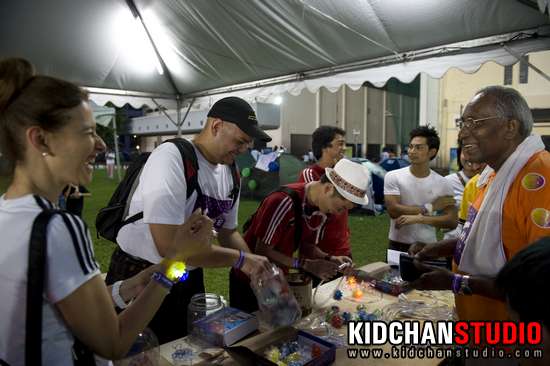 relay4life03 JFK & NikiCheong busy at the Celebrity booth